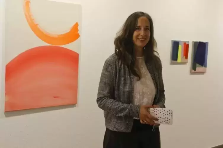 Violetta Richard vor Bildern ihrer Ausstellung „einSICHTEN“.