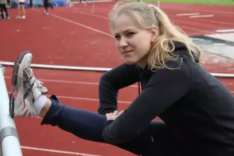 Beim Aufwärmen: Johanna Becker vor der Leichtathletik bei der DM in Eutin.