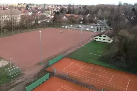 Auf dem Rasen neben den Tennisplätzen soll ein Pavillon gebaut werden.