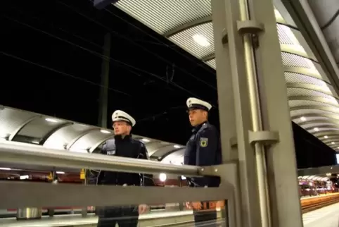 Wachsam: Beamte der Bahnpolizei im Hauptbahnhof Kaiserslautern. 