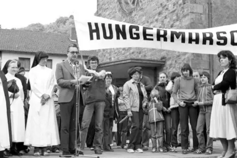 Damals schon gemeinsam unterwegs: der Hungermarsch 1981 mit Pater Heinrich Bollen.