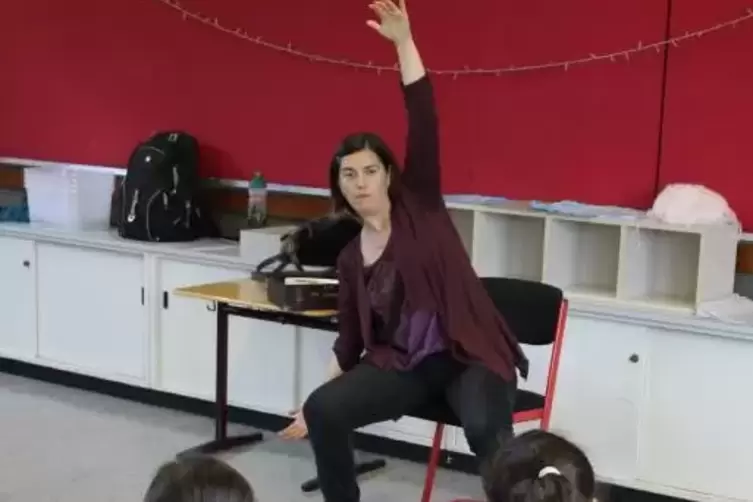 Vom Schlangenk&ouml;nig zur M&uuml;cke: Selma Scheele als Erz&auml;hlerin in der Br&uuml;der-Grimm-Schule.