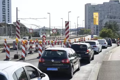 Verkehrsfragen sollen mehr Gewicht bekommen – unser Bild zeigt einen Stau auf der Konrad-Adenauer-Brücke.