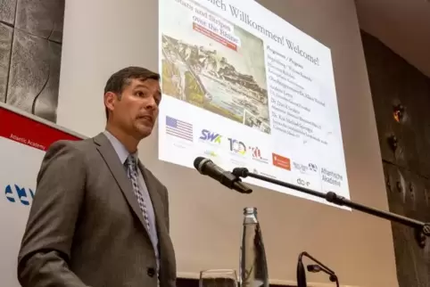 Andrew Lewis vom US-Generalkonsulat Frankfurt skizzierte die Rolle der USA in den beiden Weltkriegen bis hin zum Marshallplan.