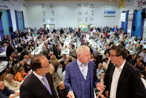 In der vollbesetzten Contwiger Turn- und Festhalle stellten sich Jürgen Gundacker (links) und Björn Bernhard (rechts) den Fragen