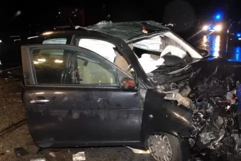 Das nach dem Zusammenstoß mit dem Wagen des Geisterfahrers völlig demolierte Auto, in dem eine 21-Jährige starb.
