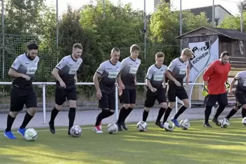 Kai Gutermann (Zweiter von links) im Training mit seinen Teamkollegen.