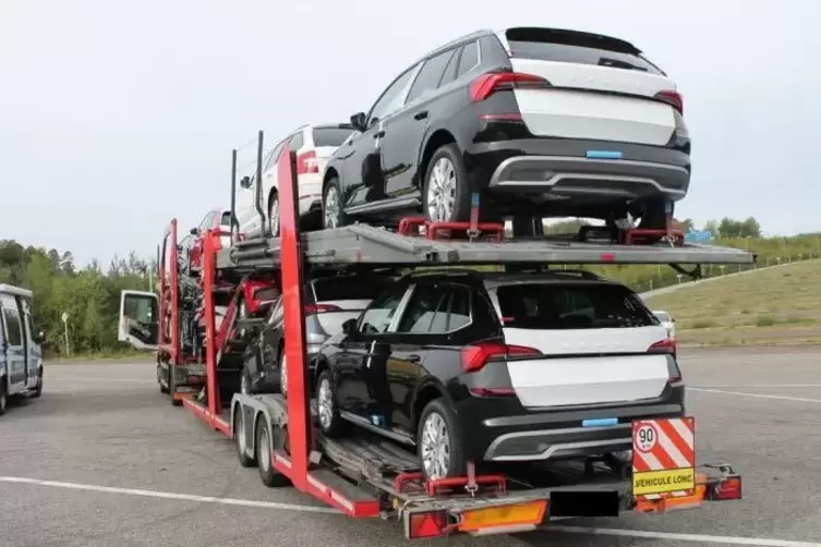 Weiterfahrt untersagt: Dieser Autotransporter mit abgefahrenen Reifen wurde am Parkplatz Schweinsdell aus dem Verkehr gezogen.