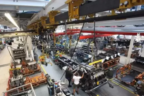 Freitags stehen die Bänder in der Lkw-Produktion des Daimler Werkes in Wörth.