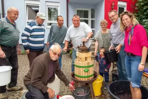 Mit Eifer bei der Sache: (von links) Heinz Streitwieser, Fritz Kochner, Helge Geißler, Gerhard Zickgraf, Roland Döring, Maria Dö