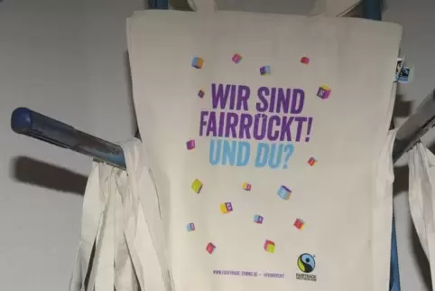 Warum nicht ein bisschen „fairrückt“ sein? Mit lustigen Stofftaschen wird in Mutterstadt auf ein wichtiges Thema hingewiesen.