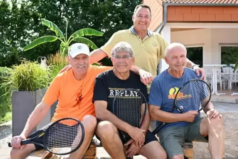 Erfolgreiche Tennisspieler vom TC Dudenhofen (von links): Roland Wißwesser, Sebastian Neumer, Thomas Lobig (stehend) und Rainer 
