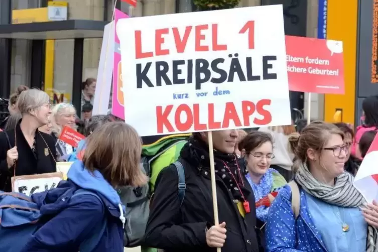 Demonstranten laufen durch die Innenstadt und fordern eine St&auml;rkung der Geburtshilfe auf dem Land in Rheinland-Pfalz.