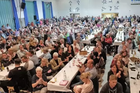 Volles Haus: Knapp 500 Zuhörer waren in die Contwiger VT-Halle gekommen.