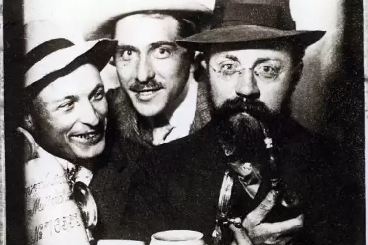 K&uuml;nstlerfreunde: (v.r.n.l.): Henri Matisse, Albert Weisgerber, Hans Purrmann 1910 im M&uuml;nchner L&ouml;wenbr&auml;u.
