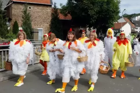 Mit Gockel Rolf in Gundersweiler gegackert: Unter den Hühnerkostümen steckten beim Kerweumzug die Gundersweilerer Küchenfrauen.