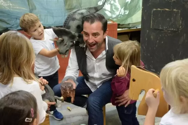 Gleich einen Draht zu den Kindern gefunden: Claus Wolfer beim Besuch der Kindertagesstätte „Haus Kunterbunt“.
