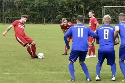 Aufsteiger SC Bobenheim-Roxheim ist bei Standards gefährlich; hier Spielertrainer Benjamin Montino beim Freistoß.