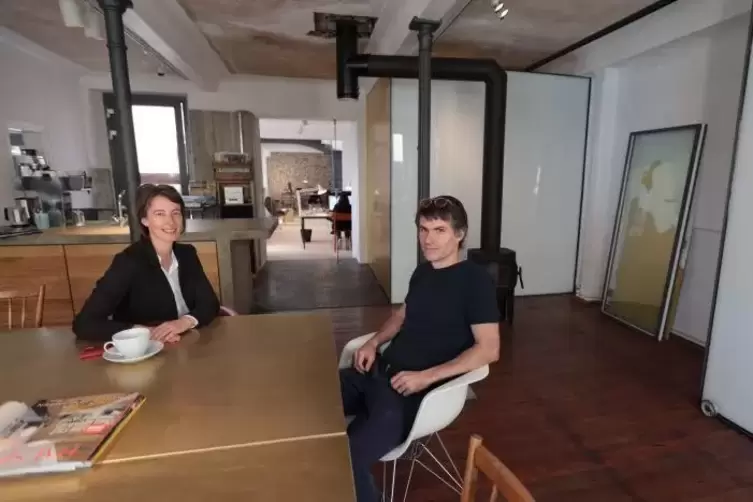 Die Architekten Anja Hennecke-Honigmann und Christian Hennecke zeigen gern, was sie aus dem Weinhaus Moser gemacht haben.