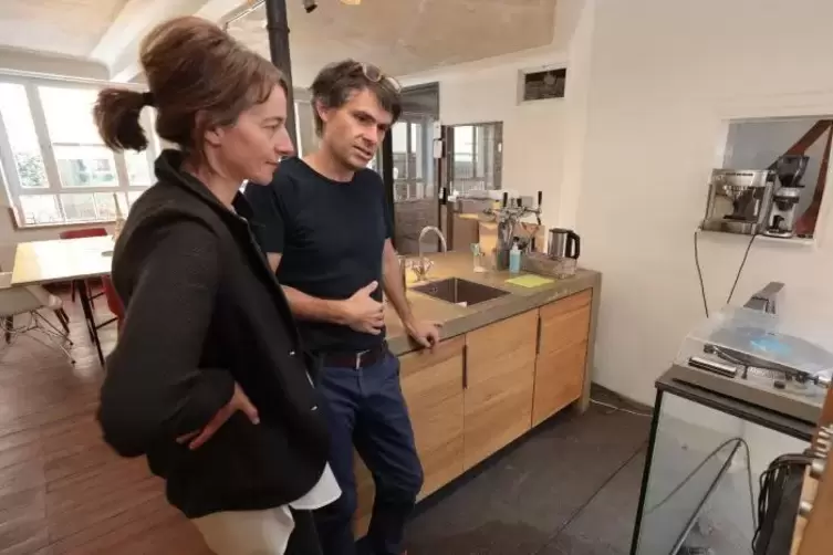 Die Architekten Anja Hennecke-Honigmann und Christian Hennecke zeigen gern, was sie aus dem Weinhaus Moser gemacht haben.