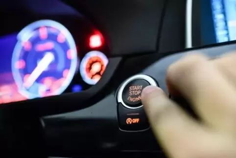Bei einem Auto mit schlüsselloser Technik wird der Motor per Knopfdruck gestartet. 