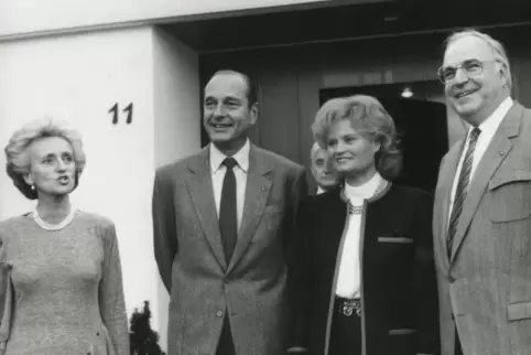 Aufnahme 1986 vor Kohls Haus in Ludwigshafen: Bernadette Chirac, Jacques Chirac, Hannelore Kohl und der damalige Bundeskanzler H