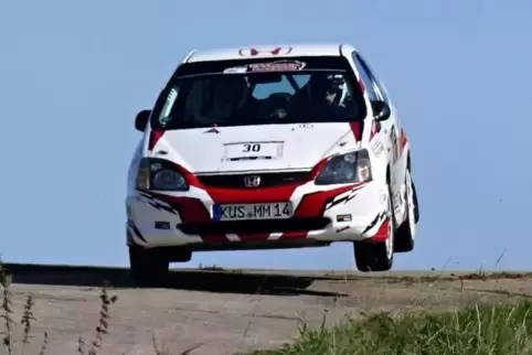 Die Wolfsteiner Udo und Maximilian Mathias – im Vorjahr im Honda unterwegs – gehen diesmal im Mitsubishi an den Start.