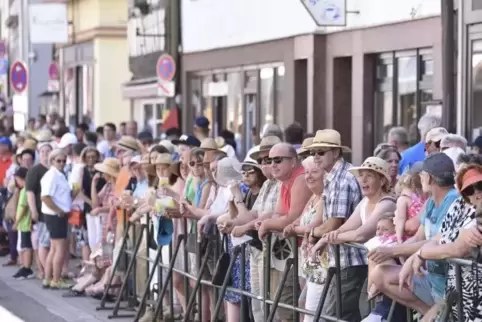 Besucher beim Festumzug: Wer kam, hatte Spaß, aber ächzte unter der Hitze.