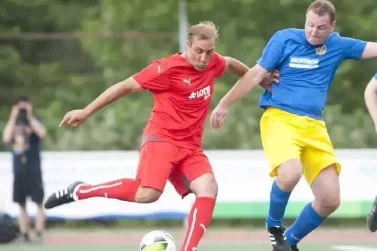 Spielt am Sonntag in Bundenthal: Marco Reich (in Rot), der Deutscher Meister mit dem FCK und Werder Bremen war.