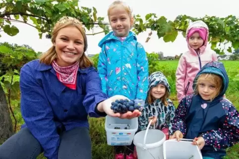 Hatten Spaß bei der Weinlese: Prinzessin Anna-Lea I. und die Dudenhofener Grundschüler.