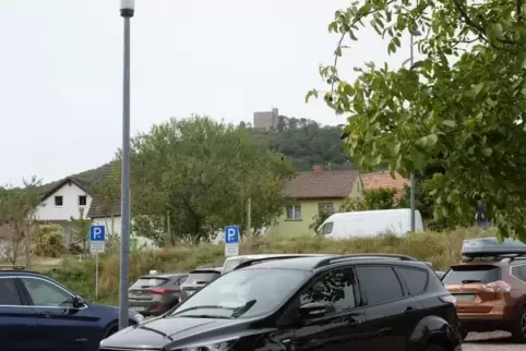 Der Blick vom Parkplatz in der Dammstraße, Standort für eine mögliche Talstation der Seilbahn, zum Hambacher Schloss.