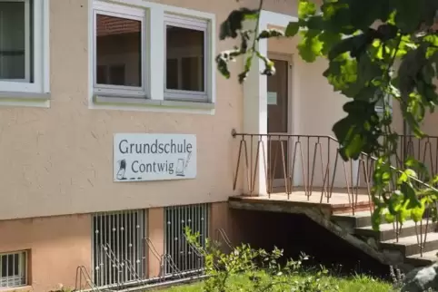 An der Grundschule werden nun unter anderem die Mauern außen freigelegt und getrocknet.