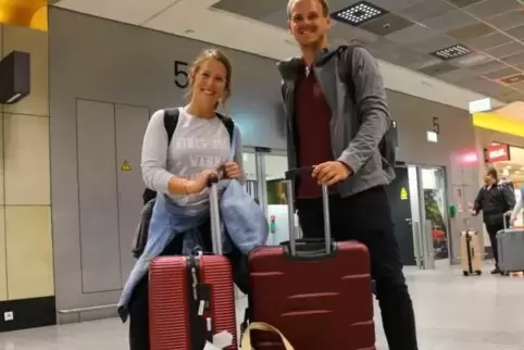 Zurück in Deutschland: Elisia und Fabian Pek sind am Donnerstagabnd am Frankfurter Flughafen angekommen.