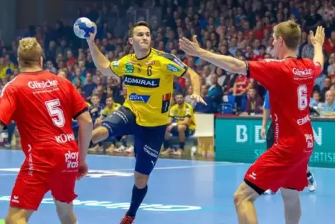 Löwe Romain Lagarde greift an. Rechts Finn Lemke , links Julius Kühn. 