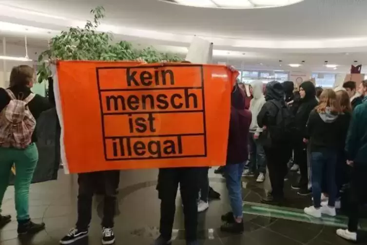 In der Kreisverwaltung Kaiserslautern haben am Donnerstagnachmittag Schüler aus Ramstein gegen die Abschiebung einer Mitschüleri