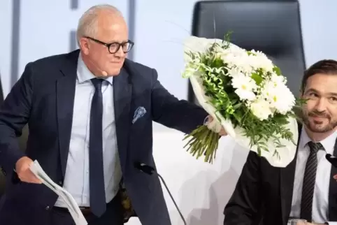 Blumen für den neuen DFB-Boss, Blumen für Fritz Keller. Rechts DFB-Generalsekretär Friedrich Curtius.