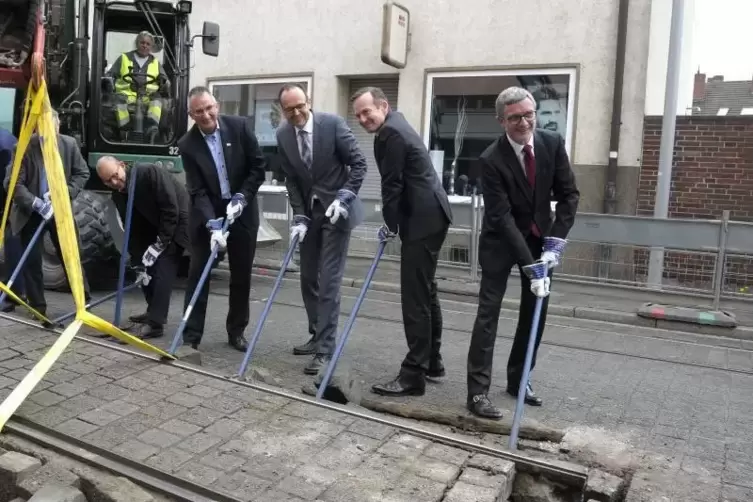 Erster Spatenstich f&uuml;r Bauabschnitt 1, unter anderem mit Verkehrsminister Volker Wissing (Zweiter von rechts).