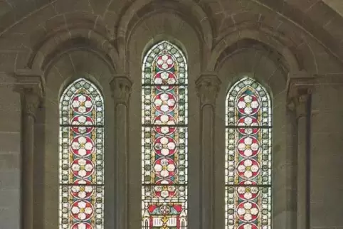 Ihre Verglasung erhielt die Kirche Ende des 19. Jahrhunderts mit dem Wiederaufbau.