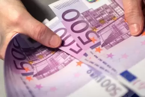 Bargeld sofort auf die Hand: Mit diesem Versprechen haben die Betrüger ihr Opfer gelockt.