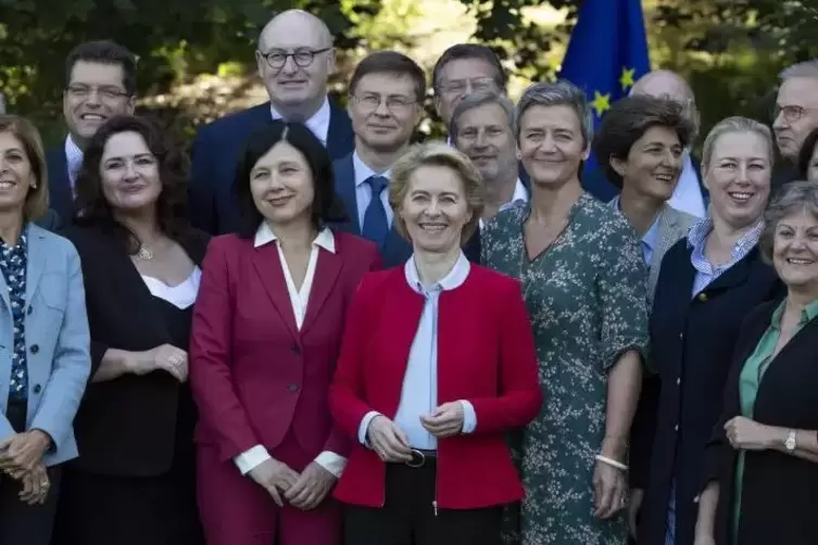 Ursula von der Leyen (in der Mitte vorne) bei der Vorstellung der Kandidaten für die EU-Kommission: Den Bewerbern stehen kniffli