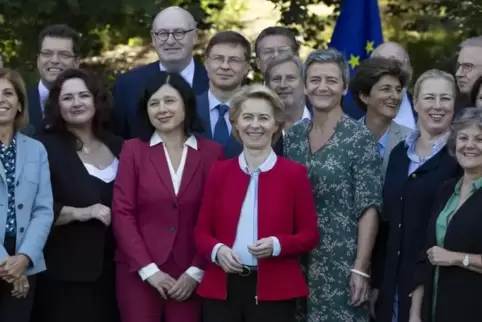 Ursula von der Leyen (in der Mitte vorne) bei der Vorstellung der Kandidaten für die EU-Kommission: Den Bewerbern stehen kniffli