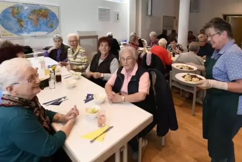 Barbara Rahn serviert bei „12 Uhr mittags“ Gulasch mit Serviettenknödeln.