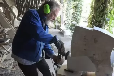 Besucher können Martin Schöneich in seinem Rückzugsort in Vorderweidenthal besuchen .
