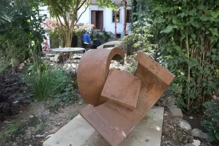 Im Garten hat Martin Sch&ouml;neich einige seiner Plastiken aufgebaut.