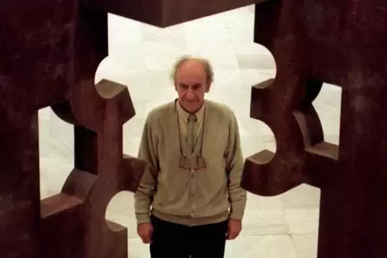 Von der Art, wie sein 2002 gestorbener spanischer Kollege Eduardo Chillida Stahl bearbeitet hat, ist Martin Sch&ouml;neich fasziniert