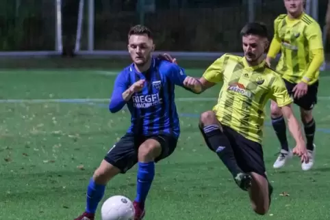 Attacke: Speyers Nico Schubert (links) wird von Morlauterns Maximilian Riehmer bedrängt.
