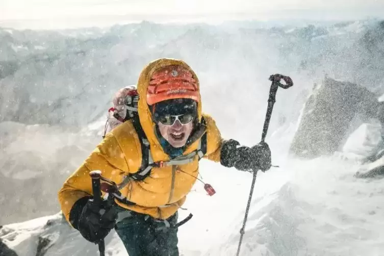 Solo-KünstlerBekannt wurde Jost Kobusch 2015 durch sein Handyvideo von einer Lawine im Mount-Everest-Basecamp. 22 Menschen starb