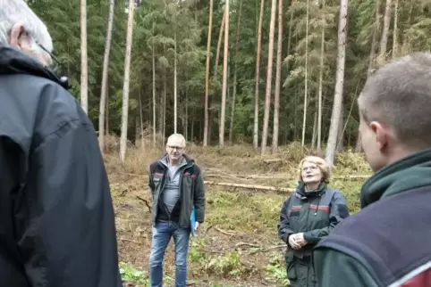 Klaus Platz und Ute Fenkner-Gies erläutern die Arbeit der Forstleute im Wald.