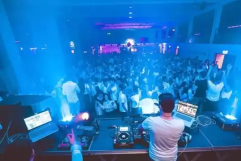 Schwarzlicht bringt die White Night zum Leuchten.