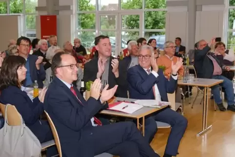 Der rheinland-pfälzische Innenminister Roger Lewentz (am vorderen Tisch rechts vorne) unterstützt Jürgen Gundacker (gegenüber) i